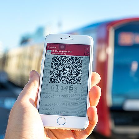 QR-Code auf einem Smartphone Display im Hintergrund verschwommen eine Hamburg U-Bahn