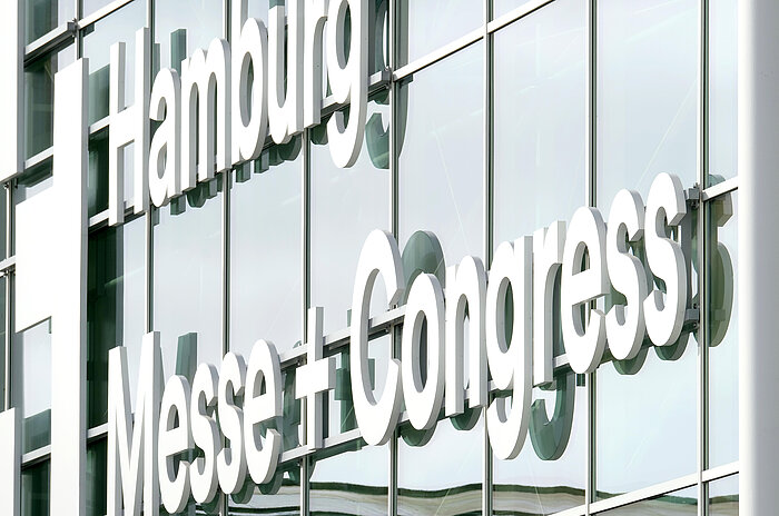 Hamburg Messe und Congress GmbH Schriftzug Hamburg Messe + Congress an der Aussenfassade des Messegebäudes in Hamburg