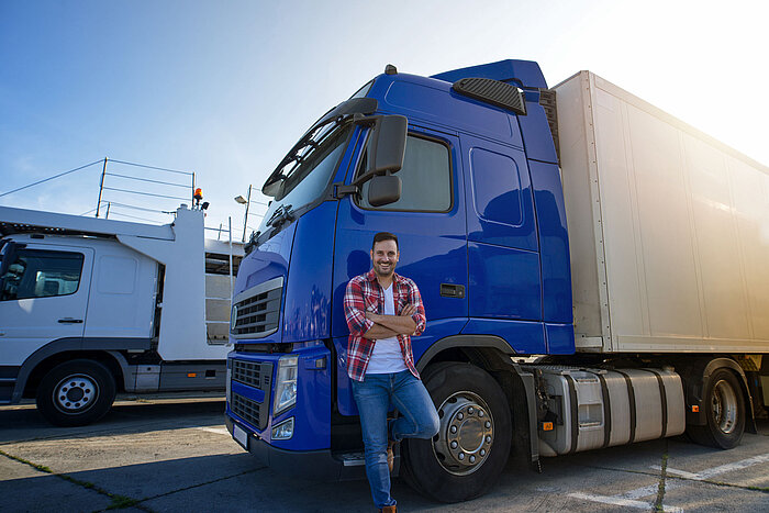 Logistik im CCH Mann vor blauem LKW