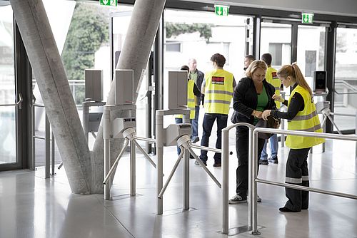 Sicherheitskontrolle am Eingang Mitte der Hamburger Messe