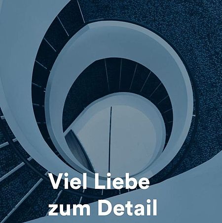 Von oben fotografierte Aufnahme einer Wendeltreppe