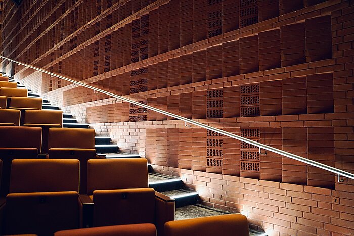 Saal 1 CCH Backsteinwand im größten Saal des CCH