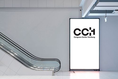 Rolltreppe daneben Stele mit CCH-Logo