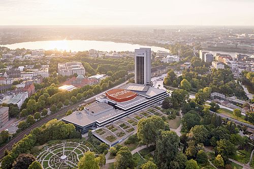 Hamburger Außenalster in der Vogelperspektive, im Vordergrund zu sehen das alte CCH und das Radisson Hotel